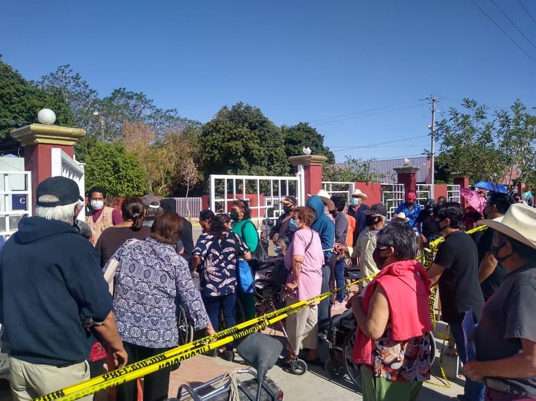 Las personas reclamaban las horas de espera y el que no se les permitiera acudir al sanitario. (EL SIGLO DE TORREÓN)