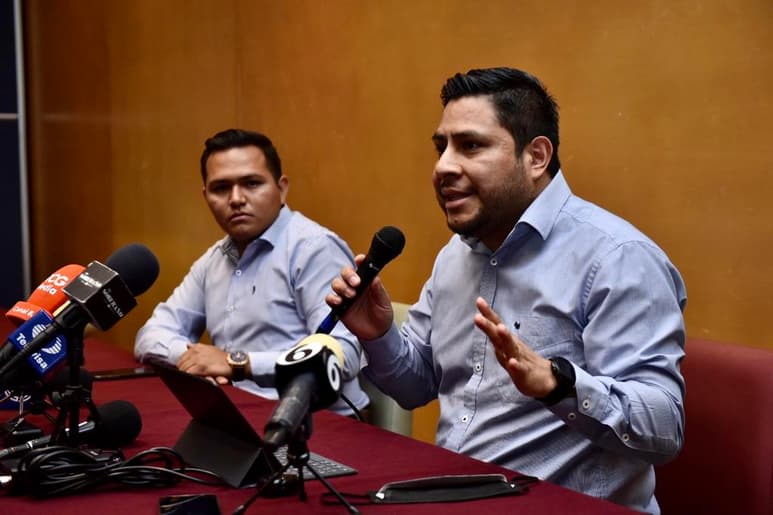 El delegado estatal de Movimiento Regeneración Nacional, Tanech Sánchez Ángeles, dijo que tienen tres días hábiles para presentar este medio legal pues el partido considera que no se hizo una revisión específica y se votó en un bloque. (ERICK SOTOMAYOR)