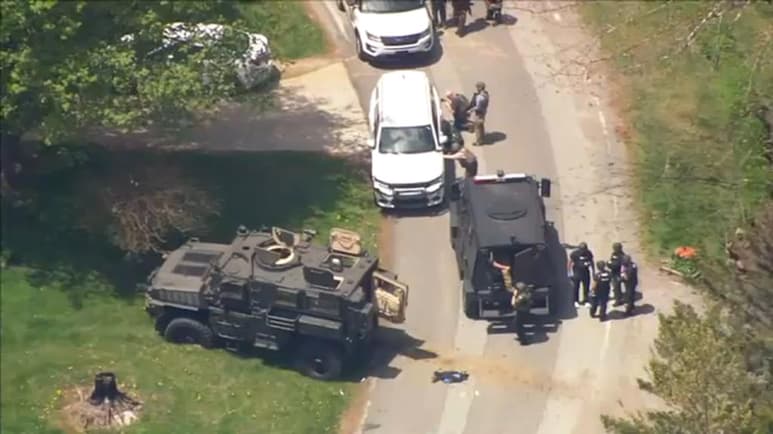 Cinco personas resultaron muertas, entre ellos dos agentes de policía, tras una toma de rehenes y un tiroteo en la localidad de Boone (Carolina del Norte, EUA), informaron este jueves las autoridades. (ESPECIAL)
