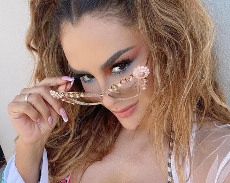 La publicación de la cantante luciendo su figura en traje de baño no tardó en llenarse de 'likes' y comentarios que halagan su belleza (@NINELCONDE)