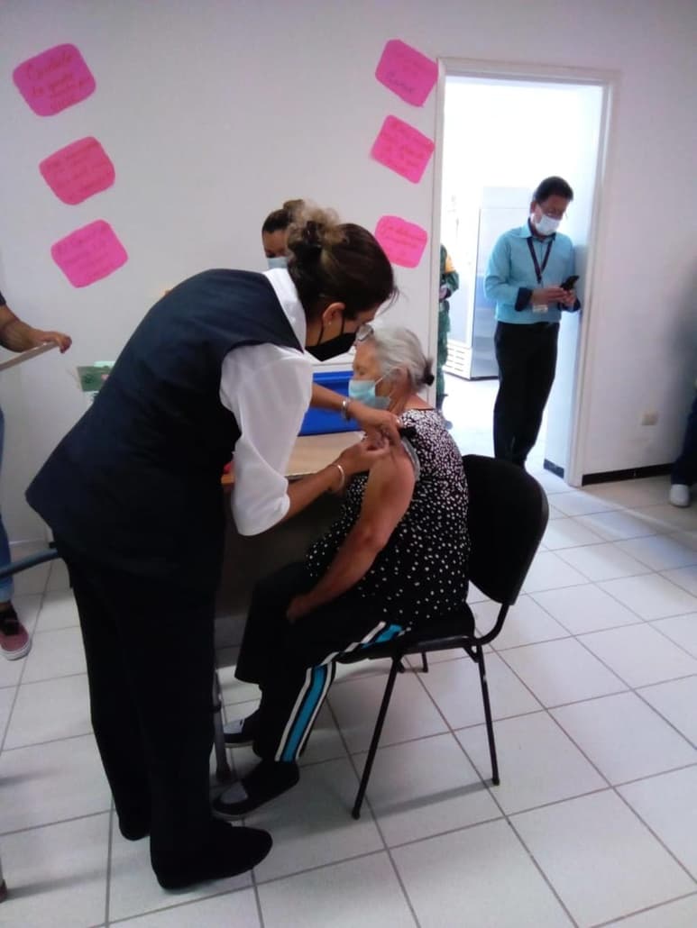 Los adultos mayores de 60 años de edad llegaron desde las once de la mañana al Centro de Salud de la comunidad. (EL SIGLO DE TORREÓN)
