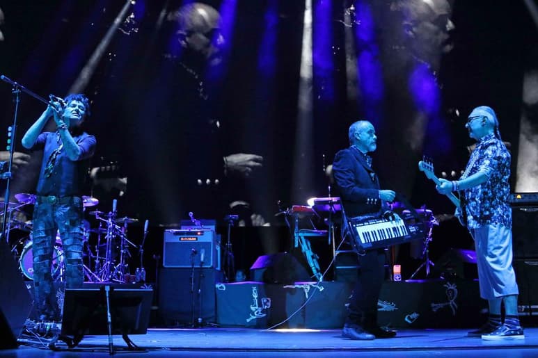 Después de que la jefa de Gobierno de la Ciudad de México, Claudia Sheinbaum, diera luz verde para el regreso de los autoconciertos, será Caifanes quien ofrezca el primero de ellos en la Curva 4 del Autódromo Hermanos Rodríguez. (Especial)