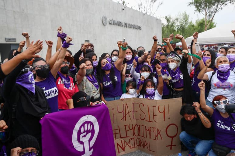 El pleno de la Cámara de Diputados aprobó la llamada 'Ley Olimpia' que tipifica en el Código Penal Federal el delito de 'violación a la intimidad sexual', la cual castigará con una pena de tres a seis años de prisión y una multa de hasta 90 mil pesos a quien divulgue, comparta, distribuya o publique imágenes, videos o audios de contenido íntimo sexual de una persona que tenga la mayoría de edad, sin su conocimiento, aprobación y/o autorización. (EL UNIVERSAL)