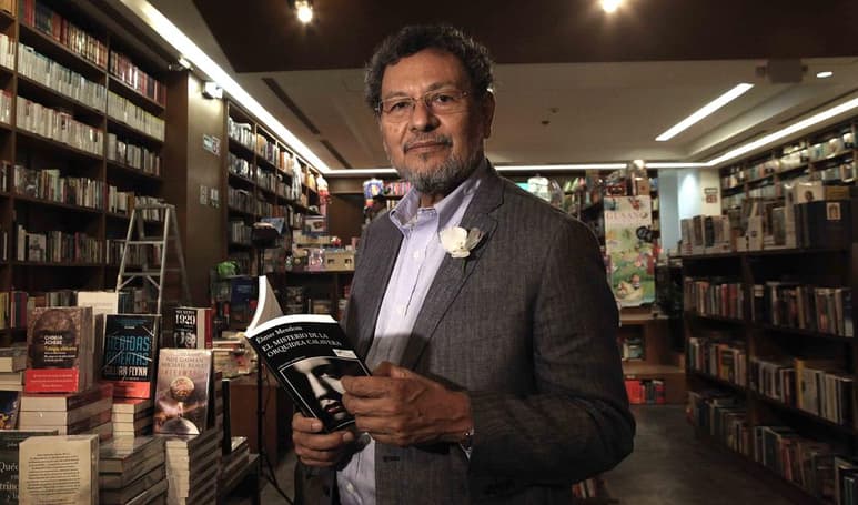 El catedrático y escritor Élmer Mendoza recibió el grado de Doctor Honoris Causa de la Universidad Autónoma de Sinaloa (UAS), en una ceremonia virtual en la que detalló que en su pasión por las letras, los relojes pierden sus manecillas y sus nuevas metas lo mantienen vivo, puesto que las emprende como si fuera joven. (ARCHIVO)