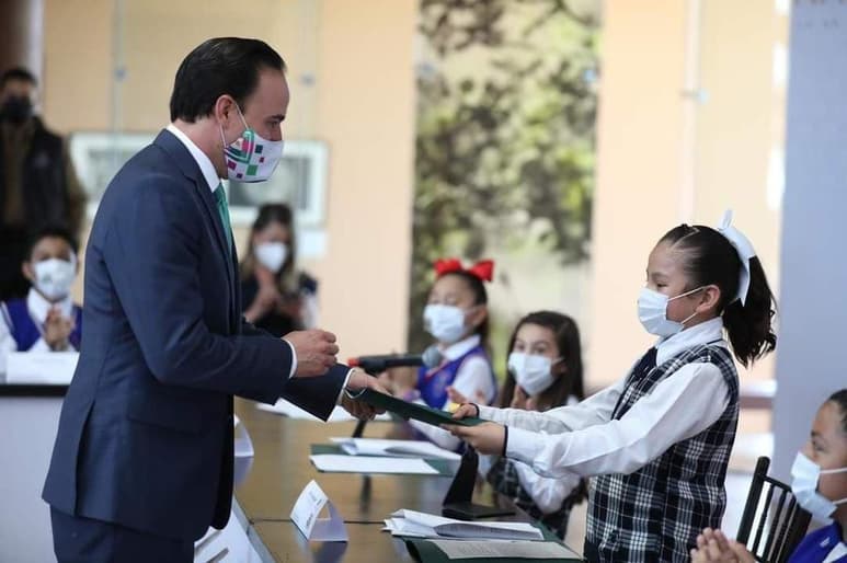 El alcalde Manolo Jiménez, dijo sentirse satisfecho al ubicarse en el Top 5 de aprobación ciudadana, parte del Capítulo Alcaldes de México de Consulta Mtiofsky, resultado de dos mil 500 municipios considerados en el estudio. (CORTESÍA)