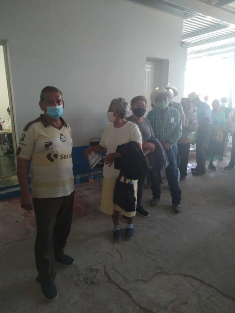 A pesar de que los adultos mayores de Tlahualilo fueron citados a las 11 de la mañana, la vacunación inició hasta las 3 de la tarde.