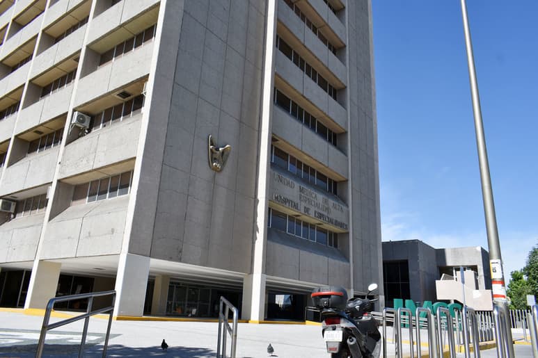 Autoridades ministeriales acudieron a la Clínica para tomar conocimiento y realizar las primeras indagatorias sobre lo sucedido. (EL SIGLO DE TORREÓN)