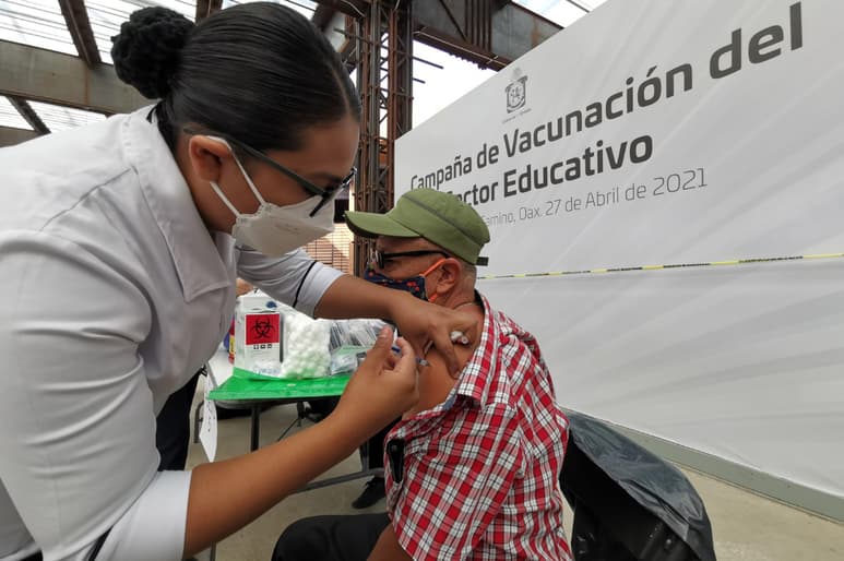 El plan de vacunación por el momento se aplica a médicos, adultos mayores y personal educativo.