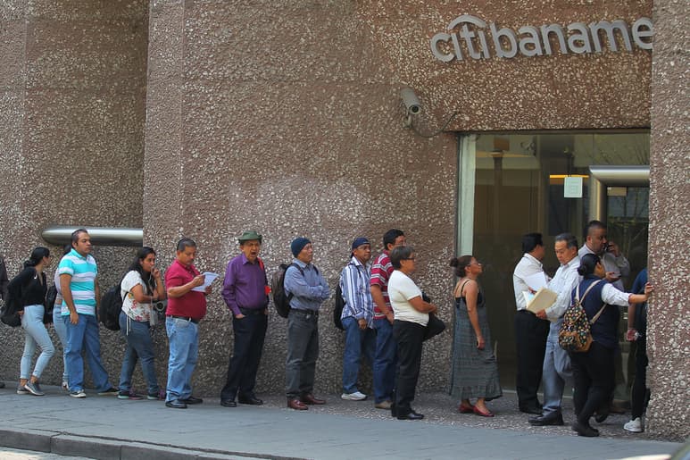 De acuerdo a la Comisión Nacional Bancaria, la morosidad es aún un riesgo latente entre los bancos. (ARCHIVO)