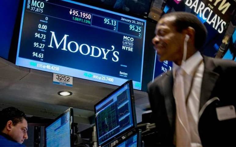 De acuerdo con Moody's, la decisión de mantener la perspectiva negativa refleja los riesgos a la baja en curso para esos resultados, ante un marco de política más débil. (ARCHIVO)