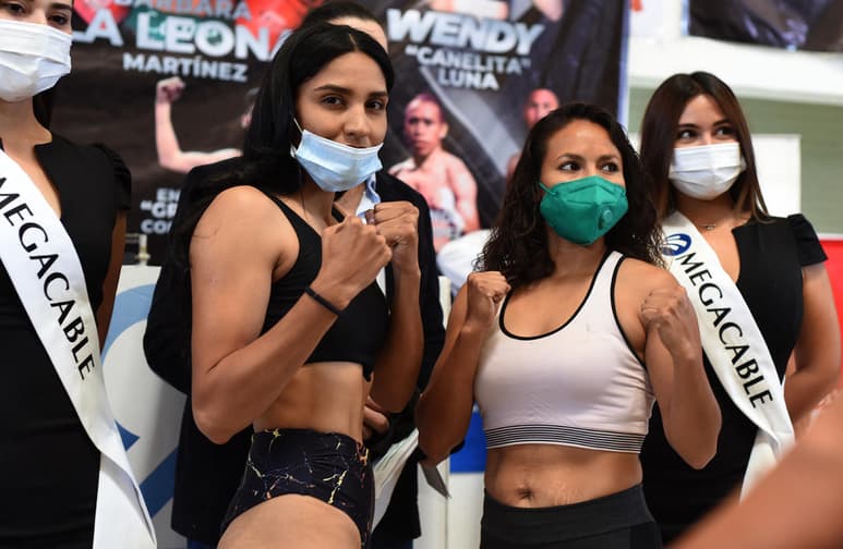 Ningún contratiempo tuvieron las púgiles en la ceremonia de pesaje, celebrado en el Auditorio Municipal de Torreón, sede de su combate de esta noche, con la implementación de todos los protocolos solicitados por las autoridades, el uso del cubrebocas y la sana distancia. (JESÚS GALINDO)