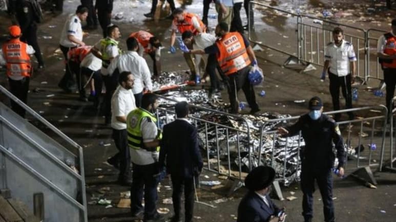Netanyahu aseguró que la avalancha humana de esta madrugada, mientras decenas de miles de judíos ultraortodoxos celebraban con cánticos, bailes y hogueras la festividad de Lag Baomer, 'es uno de los peores desastres que ha sufrido el Estado de Israel'.
(AP)
