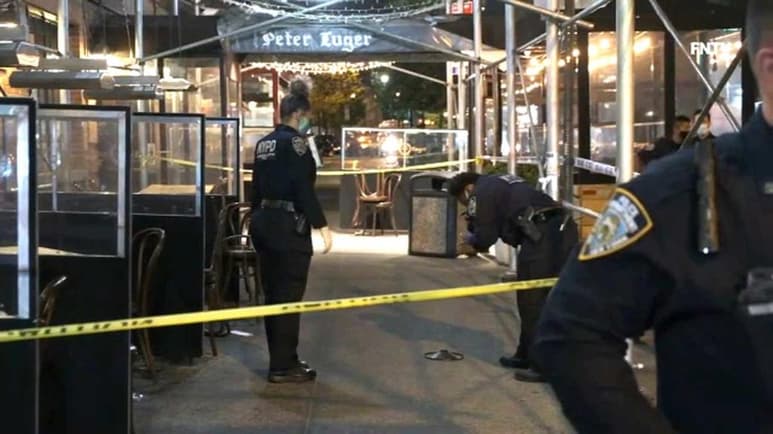 Dos personas que se encontraban cenando en la terraza del icónico restaurante neoyorquino Peter Luger Steak House resultaron heridas en la noche del jueves después de que otro de los comensales, que estaba discutiendo con un familiar, sacara una pistola y comenzara a disparar. (ESPECIAL)