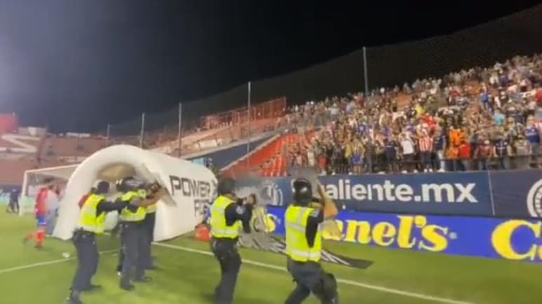 La afición del Atlético de San Luis que se encontraba en la cabecera norte, junto a la entrada a vestidores, comenzó a reclamarle a los jugadores el haber quedado en el último lugar de la tabla de cocientes al haber sido derrotados 5-1. (ESPECIAL)