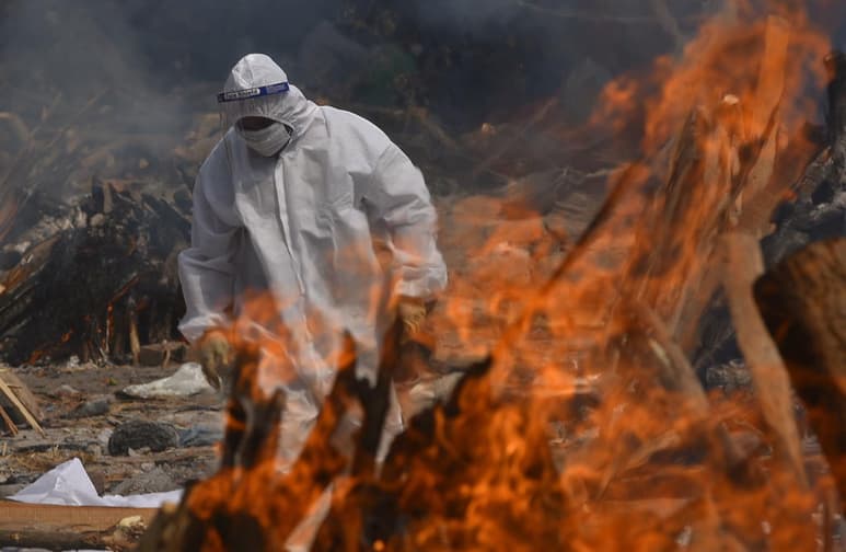 Los casos globales de COVID-19 desde el inicio de la pandemia llegaron hoy a 150 millones después de que en la última jornada se contabilizaran 881,000 nuevos contagios en el mundo, entre ellos casi 400,000 en la India, según las estadísticas de la Organización Mundial de la Salud (OMS). (ARCHIVO)