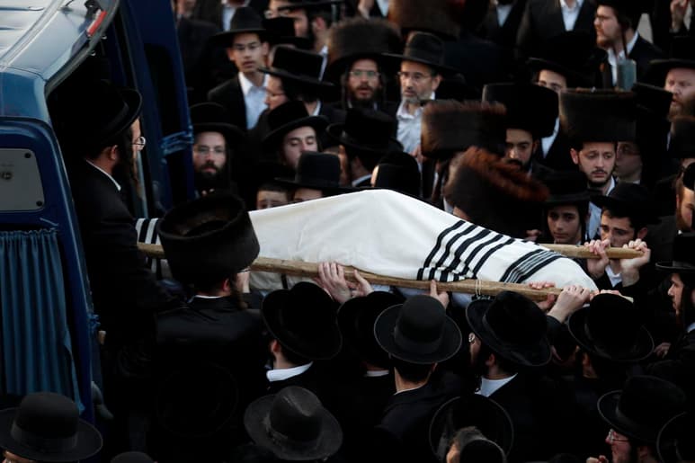 Más de 20 de los 45 muertos de la pasada noche en una estampida humana en Israel fueron enterrados esta tarde, antes del inicio del Shabat (día de descanso judío), aunque 15 fallecidos aún no se han podido identificar. (ARCHIVO)