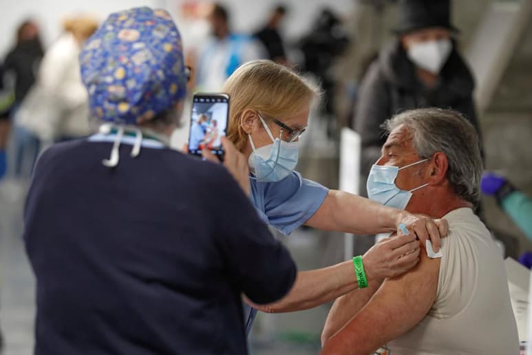 España alcanzó este viernes un nuevo récord de vacunación contra la COVID-19, al superar el medio millón de dosis administradas en un solo día, según los datos del Ministerio de Sanidad español. (ARCHIVO)