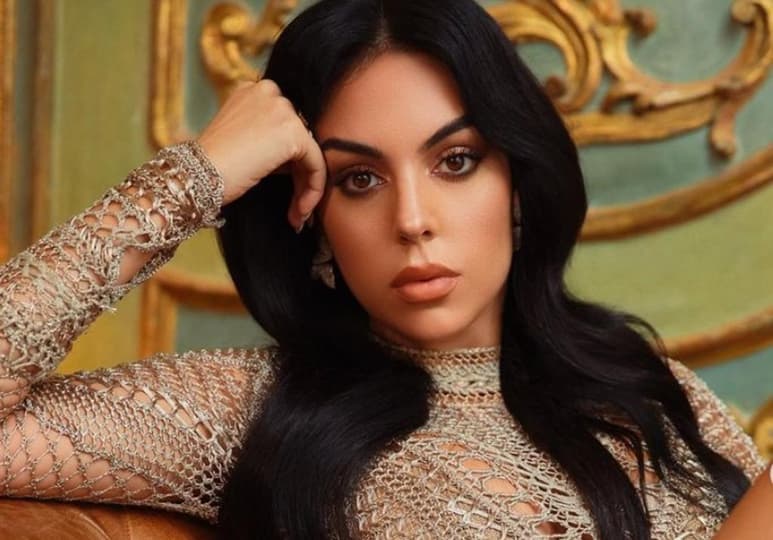 La modelo se mostró con un traje de baño que destacó la sensualidad de su físico (@GEORGINAGIO)