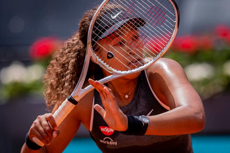 La japonesa y segunda preclasificada Naomi Osaka regresó a las canchas de arcilla el viernes para derrotar 7-5, 6-2 a su compatriota Misaki Doi en la primera ronda del Abierto de Madrid. (AP)