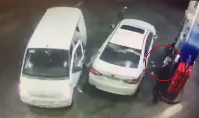 Al verse 'amenazado', el hombre ahuyentó a los sospechosos bañándolos de gasolina (CAPTURA)