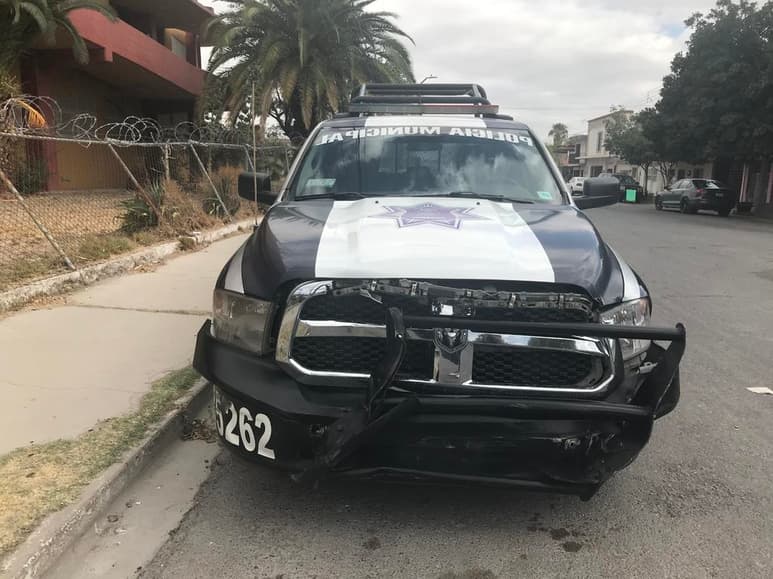 Una patrulla de la Dirección de Seguridad Pública resultó con daños tras impactar un automóvil particular que presuntamente se pasó un semáforo en rojo en el sector Centro de la ciudad de Torreón.
(EL SIGLO DE TORREÓN)
