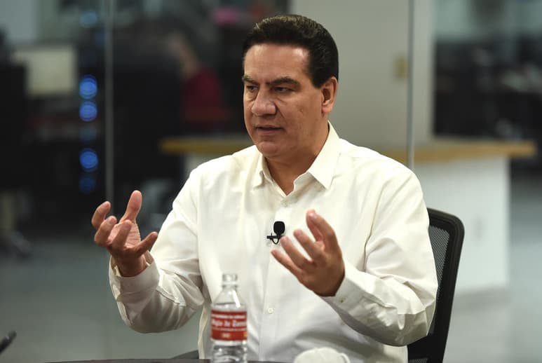  Benitez Ojeda recordó que hace un mes, dejó la dirigencia estatal del Comité del Partido Revolucionario Institucional (PRI) para participar en el proceso no como un espectador sino como actor.
 (JESÚS GALINDO)