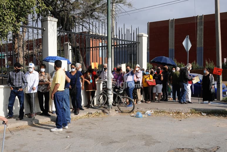 El Ayuntamiento de Torreón ha brindado toldos, sillas, mobiliario de apoyo y personal de diversas corporaciones, mismas que buscan evitar coadyuvar en el orden ya establecido previamente en el calendario. (JEÚS GALIDO)