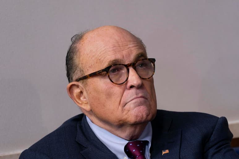 La investigación abierta por la Fiscalía federal de Estados Unidos sobre el abogado del expresidente Donald Trump y exalcalde de Nueva York, Rudolph Giuliani, también se centra en el polémico cese en 2019 de la embajadora de EUA en Ucrania Marie Yovanovitch, informó el diario The New York Times. (ARCHIVO)
