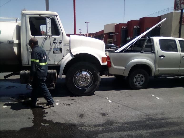La Subidrección de Tránsito y Vialidad informa que a las 12:20 horas, tras recibir el reporte del percance, acudieron los peritos de esa corporación para tomar conocimiento y se dijo que no fue requerido el apoyo de la Cruz Roja, dado que no había lesionados.
(EL SIGLO DE TORREÓN)