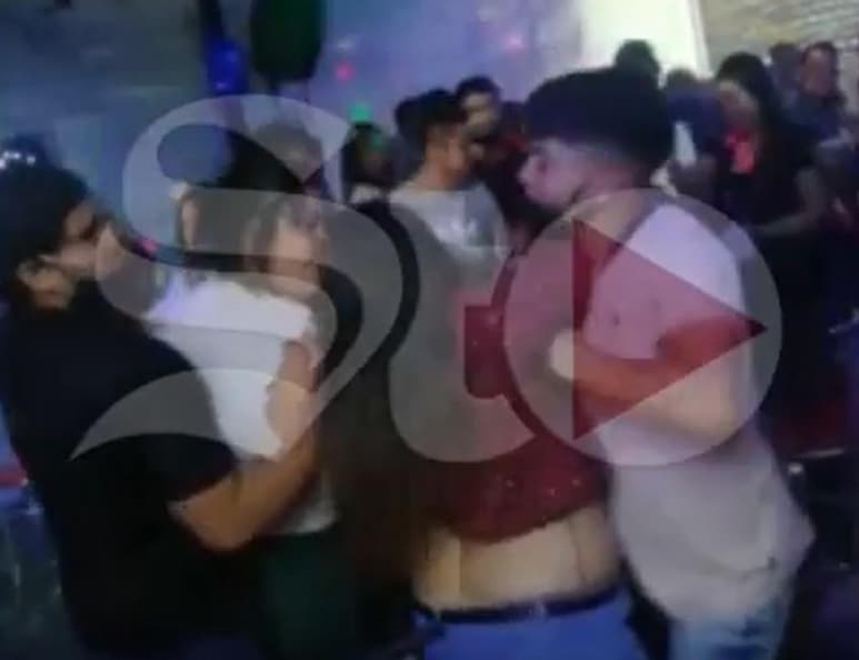 Entre las mesas y los clientes, un grupo de hombres y mujeres protagonizaron una pelea a base de jalones y golpes.