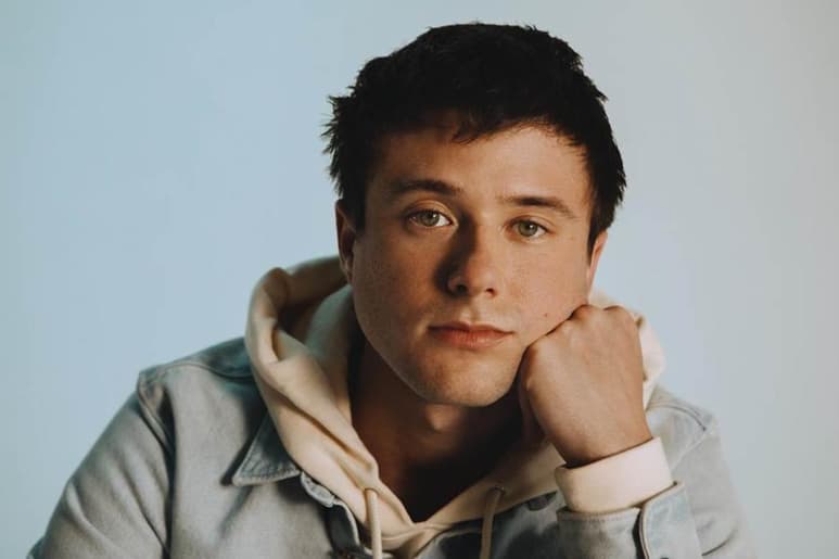 El cantautor multiplatino Alec Benjamin lanzó hoy su nuevo sencillo The Way You Felt. (ARCHIVO)
