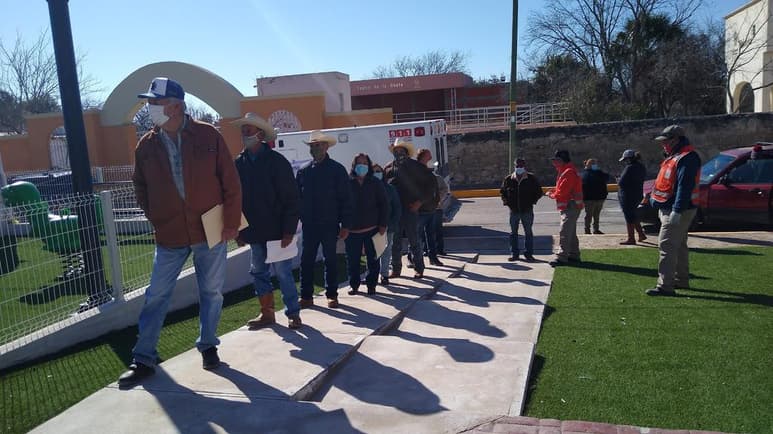 La próxima semana se realizará la aplicación de la segunda dosis de la vacuna anti-COVID a la población de adultos mayores de 60 años, de los municipios de la zona rural en la región norte de Coahuila y quienes recibirán el biológico de la empresa AstraZeneca. (RENÉ ARELLANO)