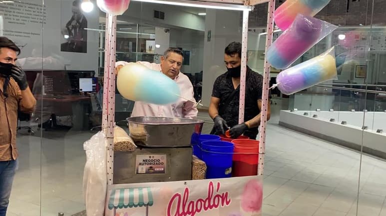 Flippy se enseñó a preparar algodones de azúcar con ayuda de José Estrada, del puesto de estos dulces antojitos. 