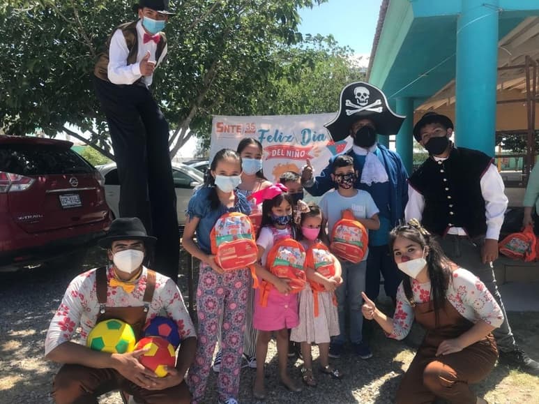 Los niños recibieron mochilas con regalos para festejar su día.