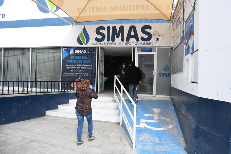 Tras exponer que todos los vecinos de su colonia padecen el mismo problema de falta de agua, todavía tienen que pagar los recibos de Simas que les llegan a la casa, sin importar que no tengan agua.
(ARCHIVO)