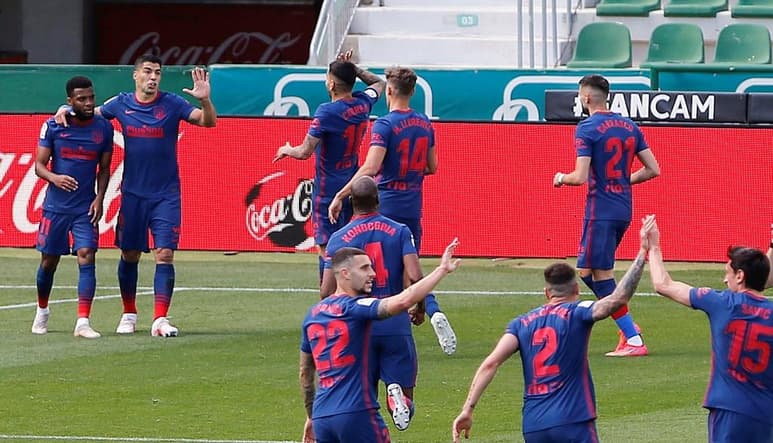 La suerte acompañó el sábado al Atlético de Madrid, que salvó una apurada victoria de 1-0 sobre el Elche con la que sigue con el control de su destino en busca de su primer título de la Liga española desde 2014. (EFE)