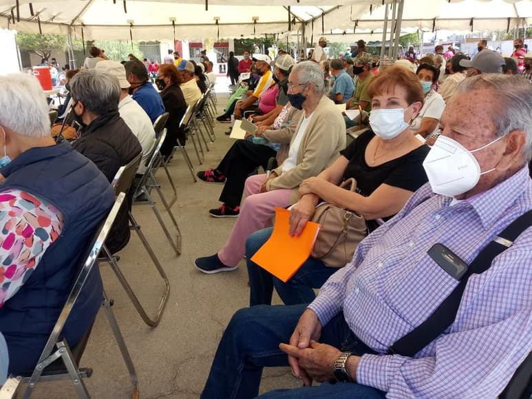 Hoy ya el orden era evidente, había una fila integrada por las personas que iban llegando hacia los accesos y se les informaba que si no les tocaba de acuerdo al calendario establecido, no se les podría aplicar hasta que les tocara su turno.
(EL SIGLO DE TORREÓN)