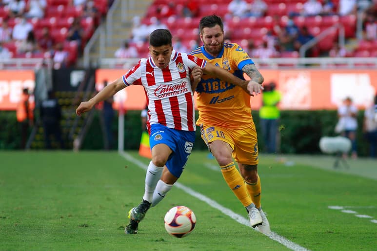 Las Chivas y los Tigres dieron un triste espectáculo este sábado, en un empate que más que una disputa por jugar la reclasificación como local, pareció un pacto no hablado para asegurar que ambos equipos jueguen la etapa repesca del Clausura 2021.(JAM MEDIA)