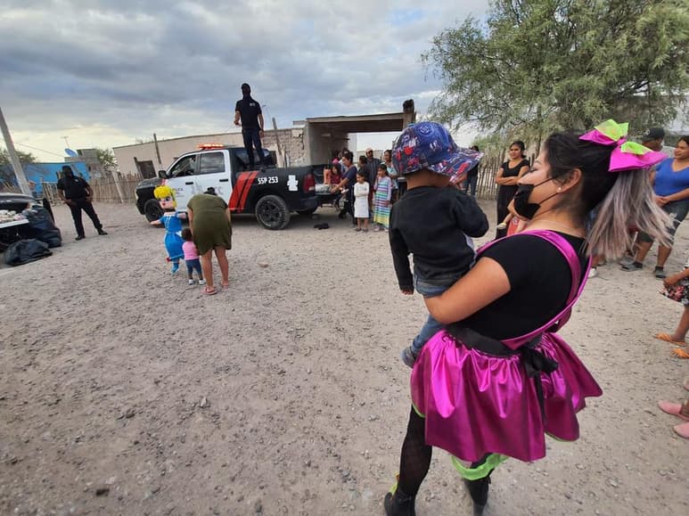 Elementos de la Policía Civil de Coahuila (PPC), comisionados a la vigilancia del municipio de Francisco I. Madero, acudieron a las comunidades rurales para repartir bolos y juguetes por la celebración del Día del Niño. (EL SIGLO DE TORREÓN) 