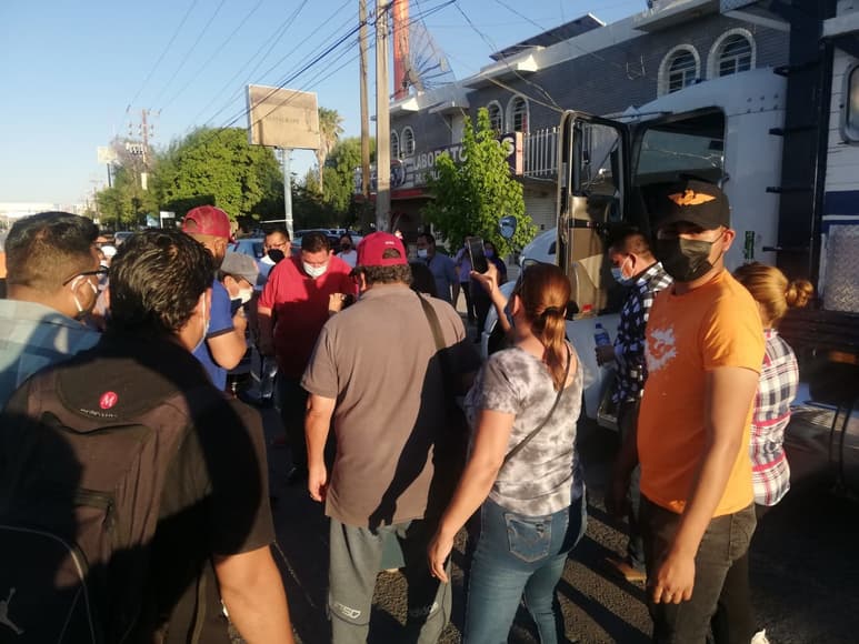 Simpatizantes de partidos políticos exigen detención de exdirector de Tránsito de Lerdo