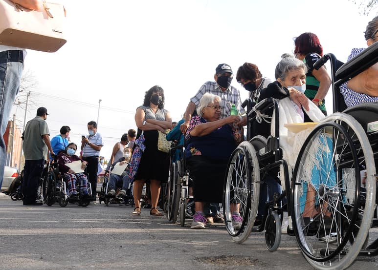 La Secretaría de salud informó que 254 mil 839 adultos mayores han sido vacunados en Coahuila.