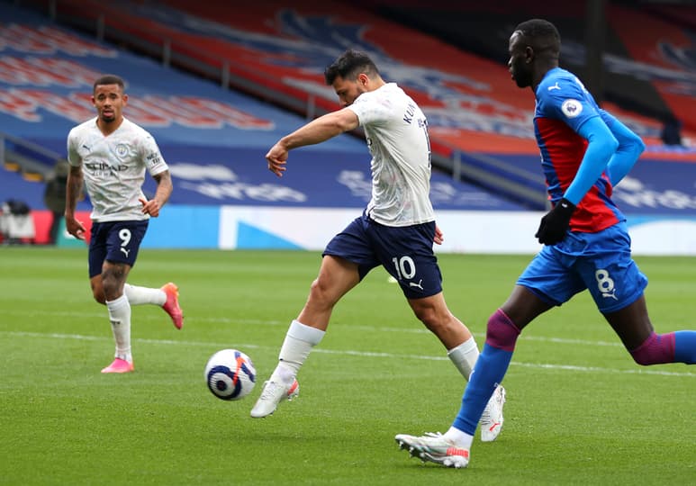 Sergio Agüero empalma el balón para marcar el primer tanto del Manchester City, en la victoria de su equipo 2-0 sobre Crystal Palace.