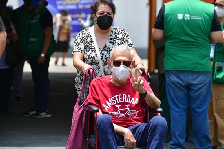 La meta planteada por el presidente López Obrador de vacunar a 50 millones de personas contra COVID-19 para julio con al menos una dosis será posible si farmacéuticas cumplen con planes de entrega. (EL UNIVERSAL)