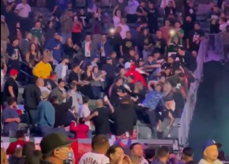Tras 17 meses fuera de los rings, el boxeador estadounidense de ascendencia mexicana, Andy Ruiz, derrotó a su compatriota Chris Arreola por decisión unánime en una pelea de pesos pesados celebrada la noche del sábado en Carson, California. (Especial)