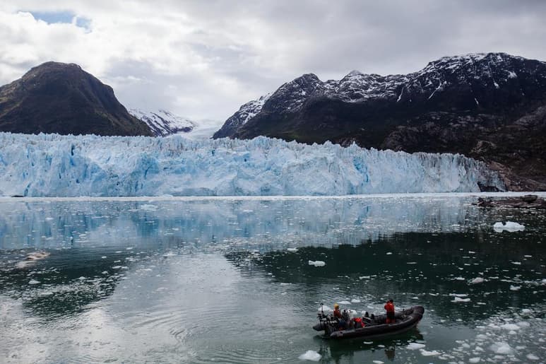 Los glaciares del mundo se están derritiendo a un ritmo récord por el calentamiento global, ya que han perdido una media de 267,000 millones de toneladas de hielo al año desde 2000, según un estudio publicado en la revista Nature. (ARCHIVO)
