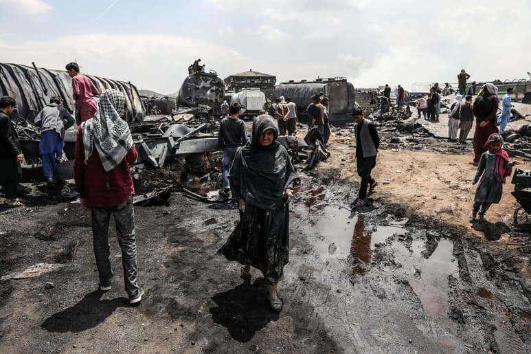 Al menos siete personas murieron y otras 14 resultaron heridas tras incendiarse decenas de vehículos que hacían cola mientras esperaban un permiso para entrar en Kabul, entre ellos varios camiones cisterna con combustible donde se generó el fuego. (EFE)