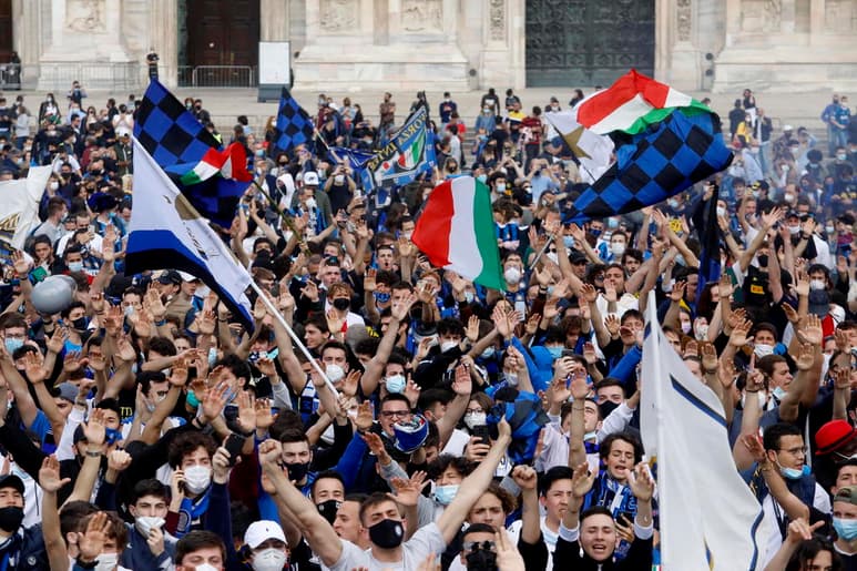 El Inter de Milán se proclamó este domingo campeón de Italia por decimonovena vez en su historia, al sumar trece puntos de ventaja sobre el Atalanta, el Nápoles y el Milan, que comparten la segunda plaza, a falta de cuatro jornadas para el final de la Serie A. (EFE)