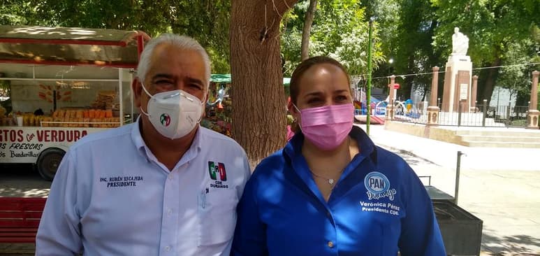 Rubén Escajeda, presidente del Comité Directivo Estatal del PRI en Durango, así como Verónica Pérez Herrera, presidenta del Comité Directivo Estatal del PAN en Durango, ofrecieron una rueda de prensa en el municipio de Lerdo donde deslindaron a sus partidos y a sus candidatos del camión repleto de despensas que circuló de Lerdo a Gómez Palacio perseguido por militantes de diferentes partidos, quienes señalaban que serían usados en la campaña de una candidata a diputada local de Lerdo por la coalición PRI, PAN y PRD. (DIANA GONZÁLEZ)