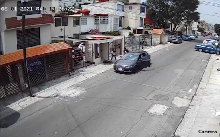 Diego lanzó de su auto a su novia, quien cayó al piso conmocionada luego de que el hombre le lanzó manotazos y la empujó, tras una escena de celos porque ella recibió un mensaje en su celular. (ESPECIAL)