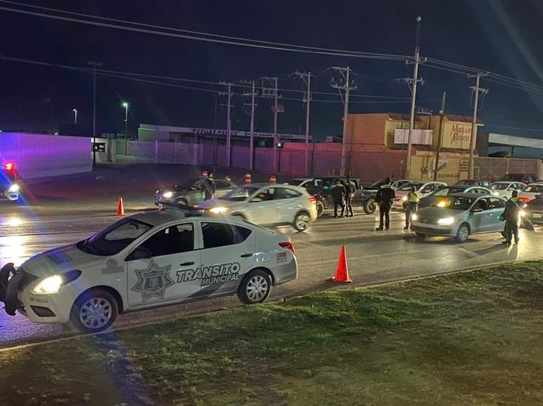 El Operativo Sobriedad en Gómez Palacio concluyó con cinco detenciones, además se aplicaron un total de 24 infracciones. (EL SIGLO DE TORREÓN)